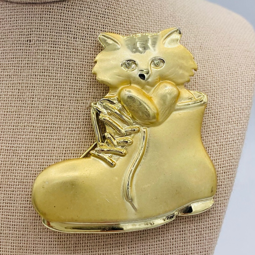 AJC Gold Tone Cat In A Boot Pin/Brooch Signed - Picture 3 of 6